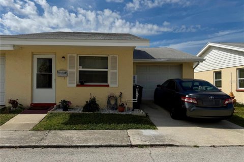 House in New Port Richey, Florida 2 bedrooms, 74.41 sq.m. № 2122937