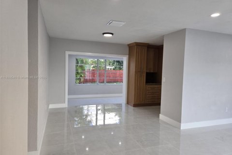 Casa en venta en Hialeah, Florida, 3 dormitorios, 185.43 m2 № 1796284 - foto 3