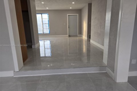 Casa en venta en Hialeah, Florida, 3 dormitorios, 185.43 m2 № 1796284 - foto 6
