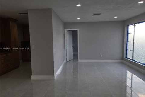 Casa en venta en Hialeah, Florida, 3 dormitorios, 185.43 m2 № 1796284 - foto 5