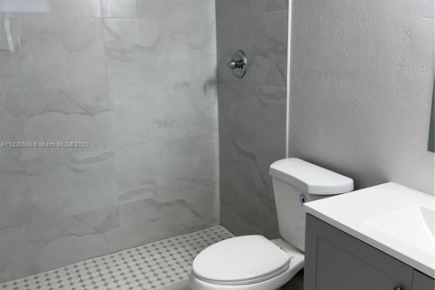 Casa en venta en Hialeah, Florida, 3 dormitorios, 185.43 m2 № 1796284 - foto 16