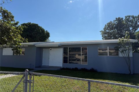 Casa en venta en Hialeah, Florida, 3 dormitorios, 185.43 m2 № 1796284 - foto 1