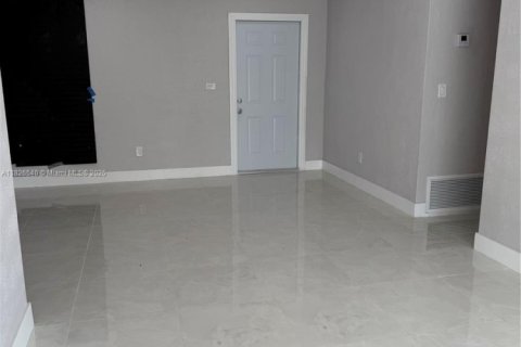 Casa en venta en Hialeah, Florida, 3 dormitorios, 185.43 m2 № 1796284 - foto 9