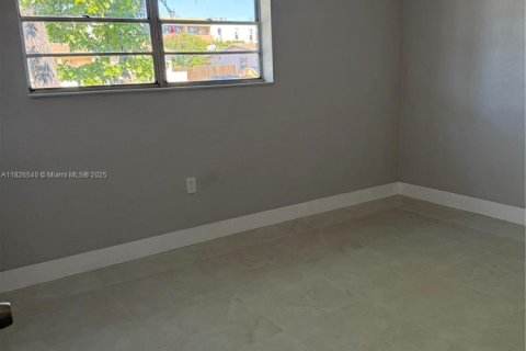 Casa en venta en Hialeah, Florida, 3 dormitorios, 185.43 m2 № 1796284 - foto 12