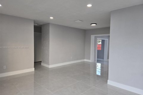 Casa en venta en Hialeah, Florida, 3 dormitorios, 185.43 m2 № 1796284 - foto 4