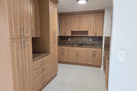 Casa en venta en Hialeah, Florida, 3 dormitorios, 185.43 m2 № 1796284 - foto 13
