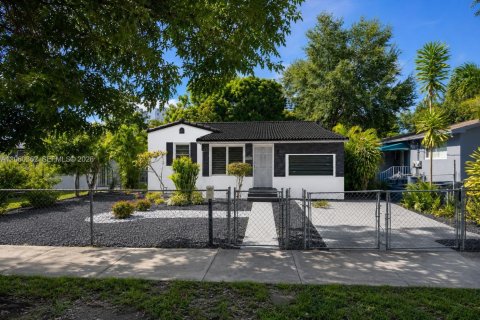 House in Miami, Florida 3 bedrooms, 121.24 sq.m. № 2261315