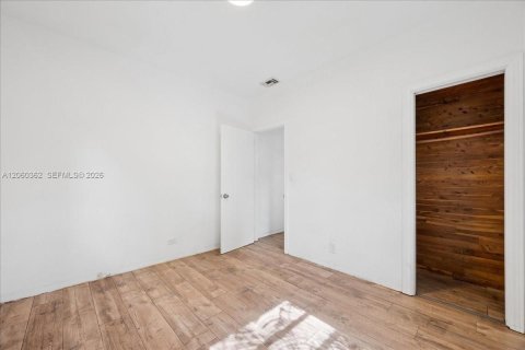 House in Miami, Florida 3 bedrooms, 121.24 sq.m. № 2261315 - photo 13