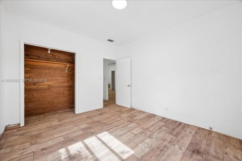 House in Miami, Florida 3 bedrooms, 121.24 sq.m. № 2261315 - photo 7