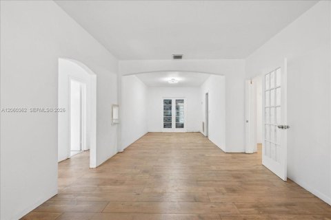 House in Miami, Florida 3 bedrooms, 121.24 sq.m. № 2261315 - photo 4