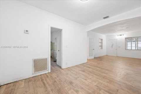 House in Miami, Florida 3 bedrooms, 121.24 sq.m. № 2261315 - photo 10