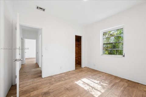 House in Miami, Florida 3 bedrooms, 121.24 sq.m. № 2261315 - photo 14