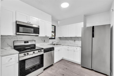 House in Miami, Florida 3 bedrooms, 121.24 sq.m. № 2261315 - photo 3