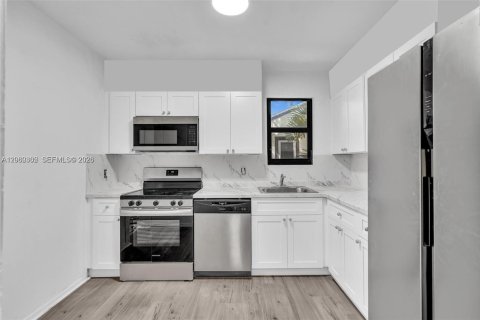 House in Miami, Florida 3 bedrooms, 121.24 sq.m. № 2261315 - photo 2