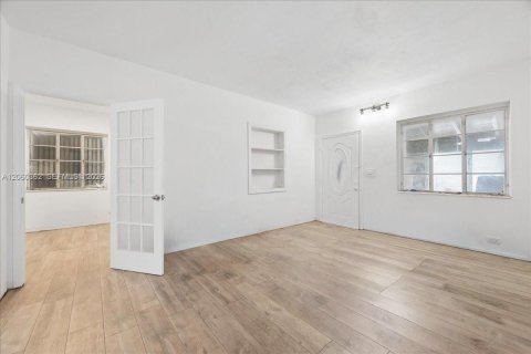 House in Miami, Florida 3 bedrooms, 121.24 sq.m. № 2261315 - photo 9