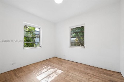 House in Miami, Florida 3 bedrooms, 121.24 sq.m. № 2261315 - photo 12