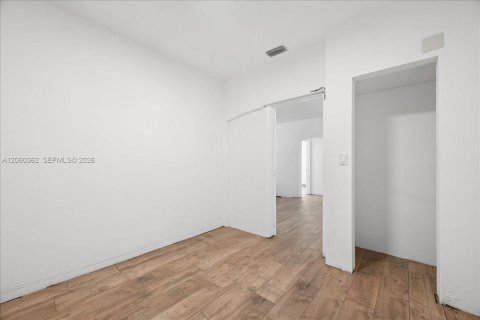 House in Miami, Florida 3 bedrooms, 121.24 sq.m. № 2261315 - photo 11
