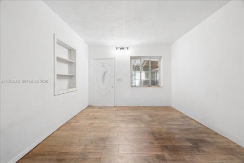 House in Miami, Florida 3 bedrooms, 121.24 sq.m. № 2261315 - photo 5