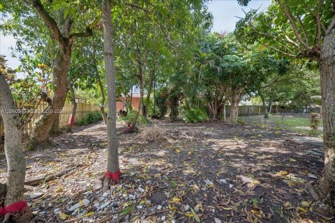 House in Miami, Florida 3 bedrooms, 121.24 sq.m. № 2261315 - photo 17