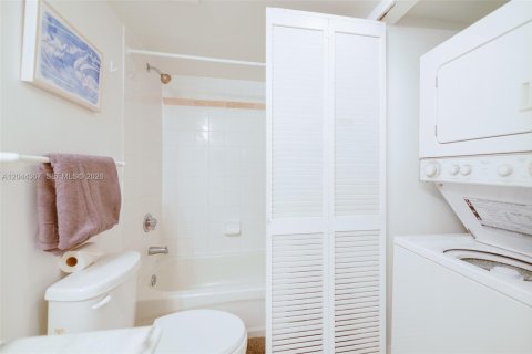 Condo in Miami, Florida, 1 bedroom  № 2178483 - photo 19