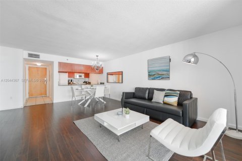 Condo in Miami, Florida, 1 bedroom  № 2178483 - photo 7