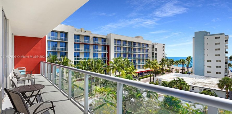 Condominio en Hollywood, Florida, 2 dormitorios  № 2077207
