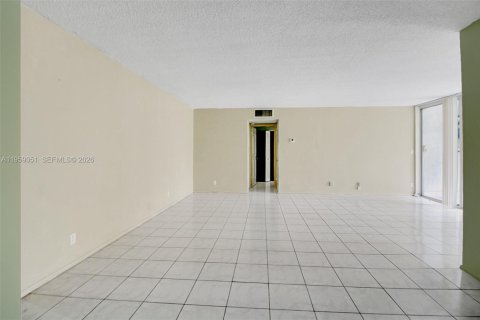 Condominio en venta en Miami, Florida, 1 dormitorio, 76.46 m2 № 2017924 - foto 2
