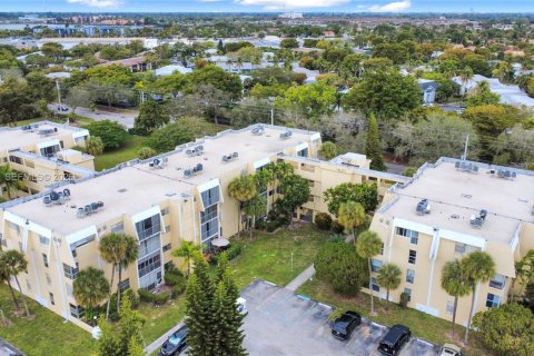 Condominio en venta en Miami, Florida, 1 dormitorio, 76.46 m2 № 2017924 - foto 18