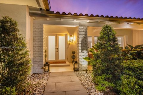 Villa ou maison à vendre à Coral Gables, Floride: 4 chambres, 260.22 m2 № 2068825 - photo 17