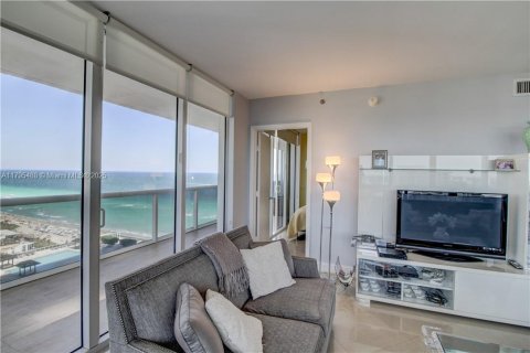 Condo in Hallandale Beach, Florida, 2 bedrooms  № 1670957 - photo 1