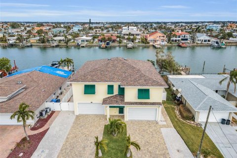 Casa en venta en Treasure Island, Florida, 3 dormitorios, 247.21 m2 № 1513495 - foto 1