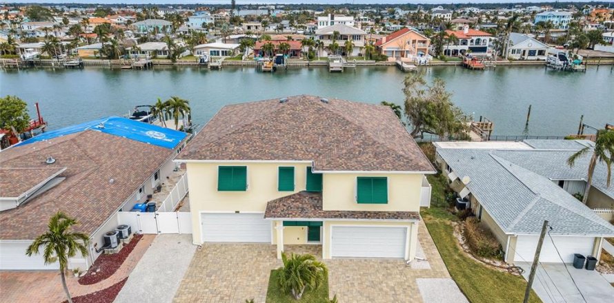 House in Treasure Island, Florida 3 bedrooms, 247.21 sq.m. № 1513495