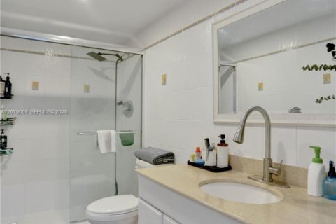 Copropriété à louer à Sunny Isles Beach, Floride: 2 chambres, 113.34 m2 № 2323885 - photo 16