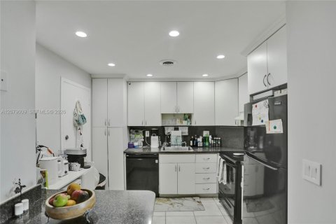 Copropriété à louer à Sunny Isles Beach, Floride: 2 chambres, 113.34 m2 № 2323885 - photo 14