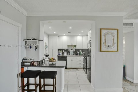 Copropriété à louer à Sunny Isles Beach, Floride: 2 chambres, 113.34 m2 № 2323885 - photo 13