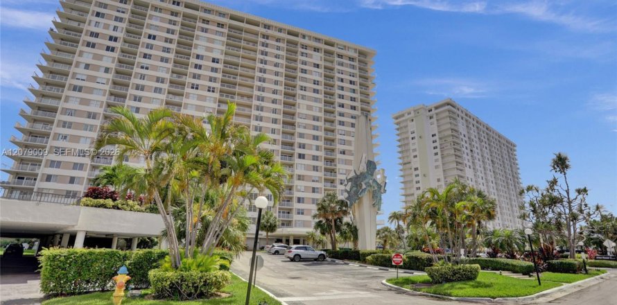 Condo à Sunny Isles Beach, Floride, 2 chambres  № 2323885