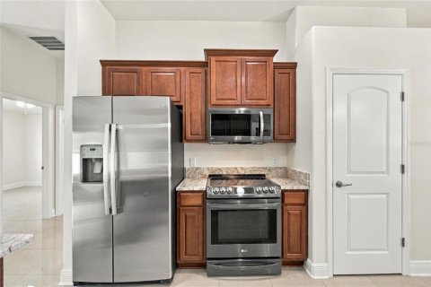 House in Winter Haven, Florida 4 bedrooms, 154.68 sq.m. № 2425328 - photo 10