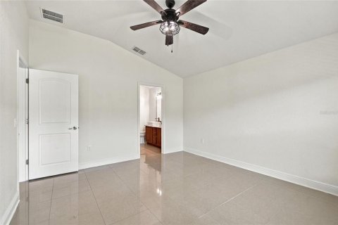 House in Winter Haven, Florida 4 bedrooms, 154.68 sq.m. № 2425328 - photo 18