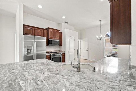 House in Winter Haven, Florida 4 bedrooms, 154.68 sq.m. № 2425328 - photo 12