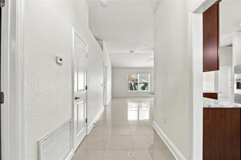 House in Winter Haven, Florida 4 bedrooms, 154.68 sq.m. № 2425328 - photo 6