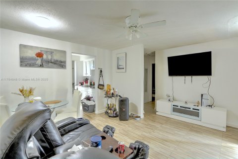 Propiedad comercial en venta en Miami, Florida, 117.06 m2 № 1580067 - foto 2