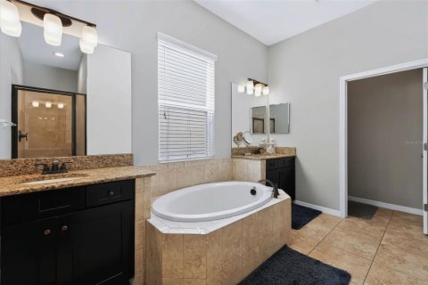 House in CONNERTON

 in Land O' Lakes, Florida 4 bedrooms, 313.82 sq.m. № 2351777 - photo 24