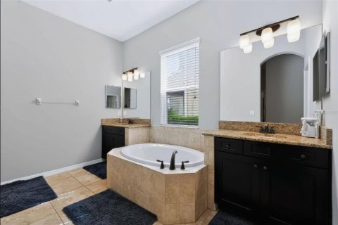 House in CONNERTON

 in Land O' Lakes, Florida 4 bedrooms, 313.82 sq.m. № 2351777 - photo 23