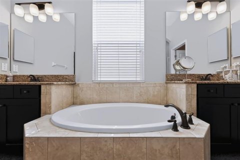 House in CONNERTON

 in Land O' Lakes, Florida 4 bedrooms, 313.82 sq.m. № 2351777 - photo 25