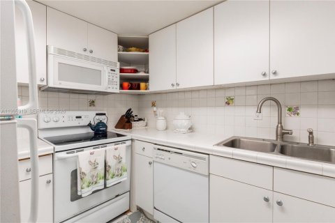 Condo in Miami, Florida, 2 bedrooms  № 2064469 - photo 14