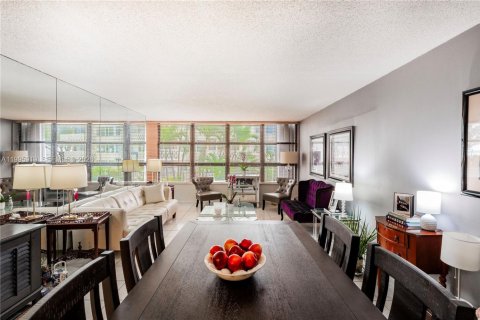 Condo in Miami, Florida, 2 bedrooms  № 2064469