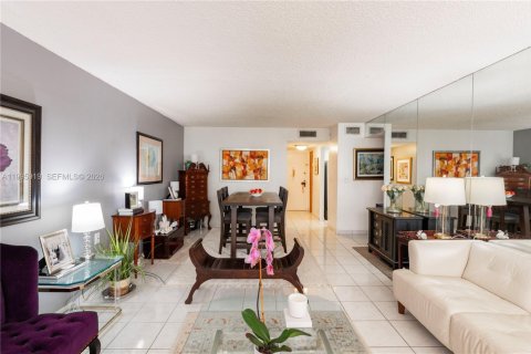 Condo in Miami, Florida, 2 bedrooms  № 2064469 - photo 2