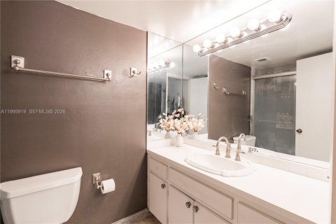 Condo in Miami, Florida, 2 bedrooms  № 2064469 - photo 8