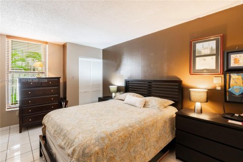 Condo in Miami, Florida, 2 bedrooms  № 2064469 - photo 10