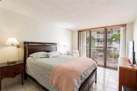 Condo in Miami, Florida, 2 bedrooms  № 2064469 - photo 15
